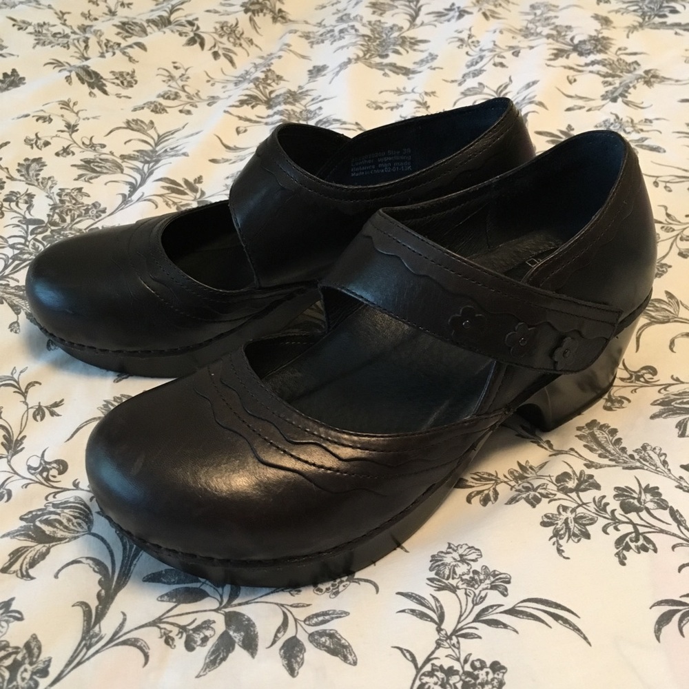 Black leather Dansko clogs